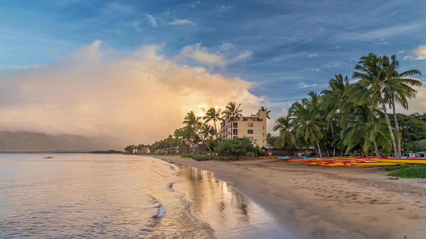 Sugar Beach Kanu Club auf Hawaii im Sonnenuntergang