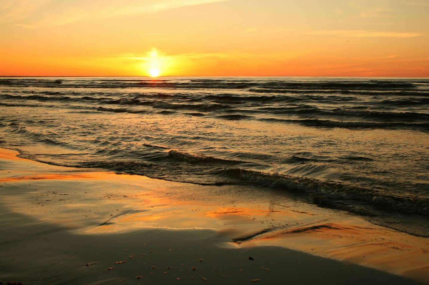 Sonnenuntergang in der Nähe von Ragaciems in Lettland