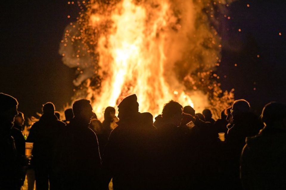 Osterfeuer im Cottbuser Ortsteiles Branitz. Immer wieder ein Thema dabei: die Feinstaubbelastung. Foto: Frank Hammerschmidt/dpa  1.3333