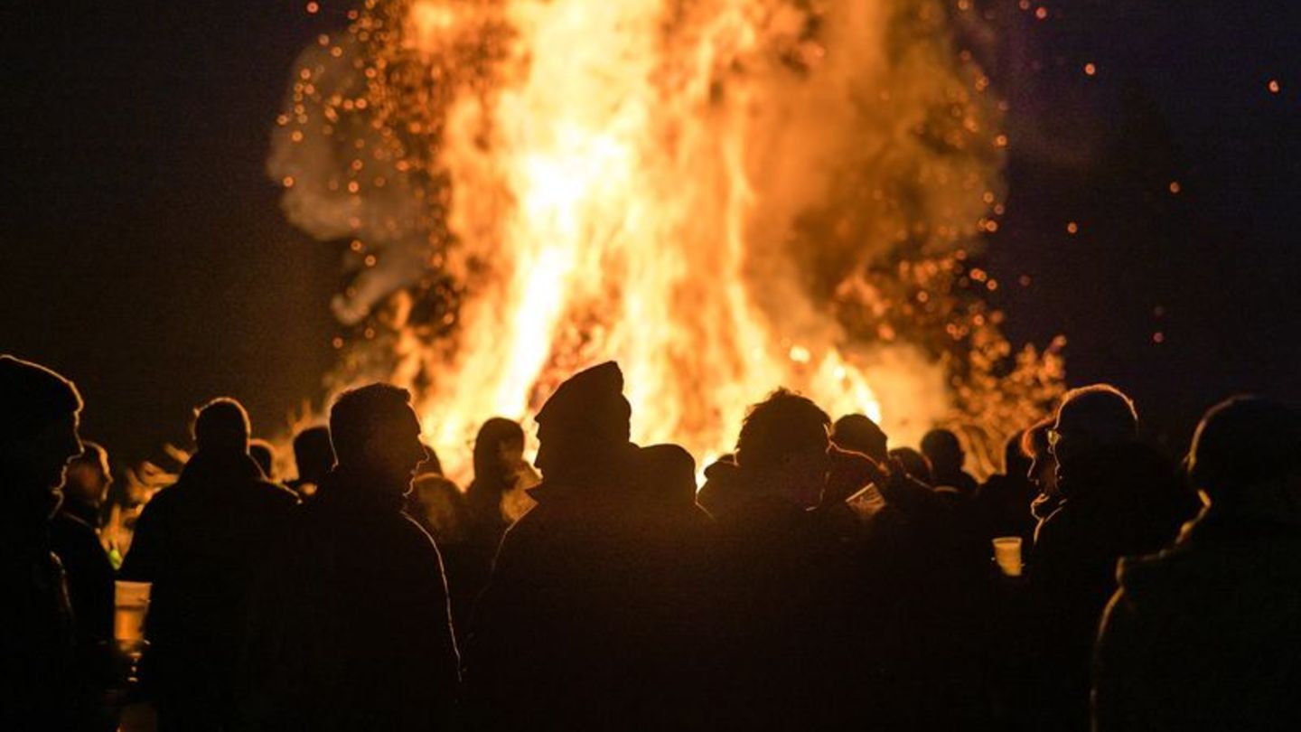 Osterfeuer im Cottbuser Ortsteiles Branitz. Immer wieder ein Thema dabei: die Feinstaubbelastung. Foto: Frank Hammerschmidt/dpa