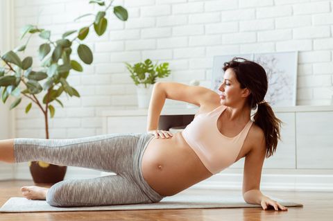 Schwangere Frau beim Bauchmuskeltraining