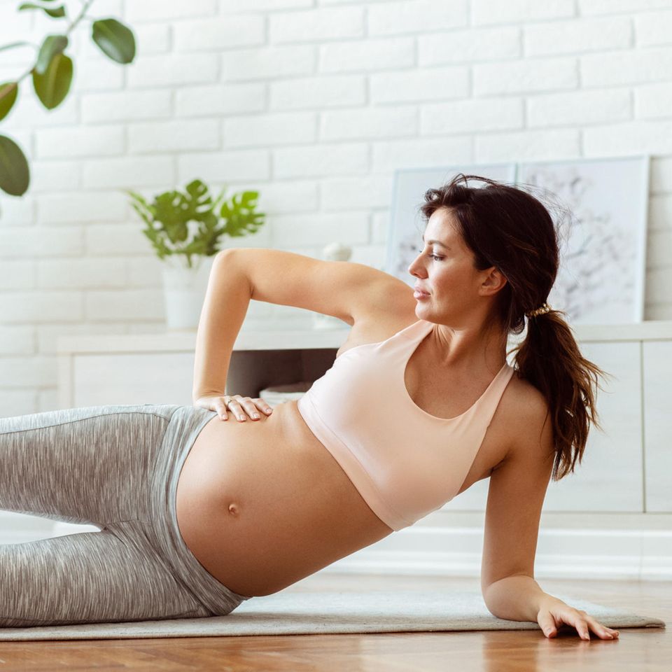 Schwangere Frau beim Bauchmuskeltraining