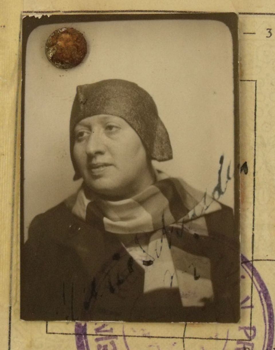 Ihr Passbild zeigt Marie Schmolka mit einem kappenartigen Hut, kariertem Schal und leicht zur Seite gewandtem Gesicht  Ihr Passbild zeigt Marie Schmolka mit einem kappenartigen Hut, kariertem Schal und leicht zur Seite gewandtem Gesicht