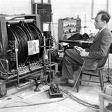 Carl Anderson sitzt an einer Nebelkammer