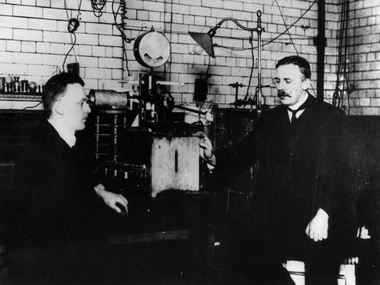 Der Aufbau der Atome Geiger und Rutherford im Labor