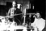 Pierre und Marie Curie im Labor