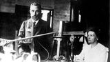 Pierre und Marie Curie im Labor