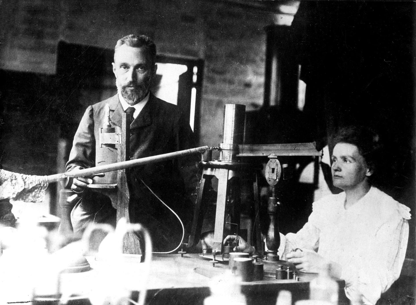 Pierre und Marie Curie im Labor