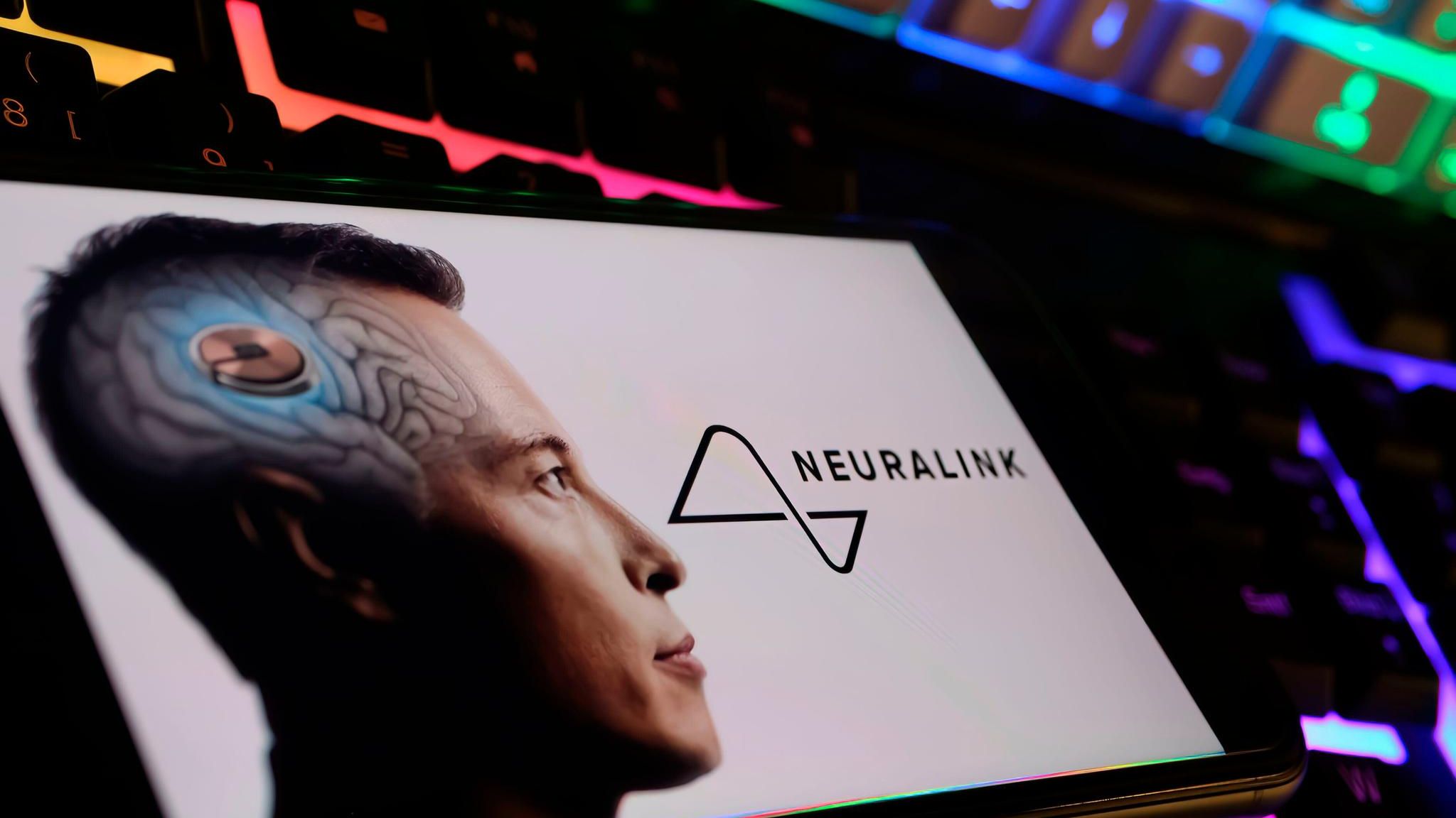 Elon Musk mit Hirnchip und Schriftzug Neuralink