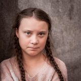 Greta Thunberg, ein Mädchen mit geflochtenen Zöpfen, schaut in die Kamera