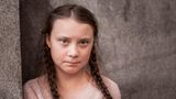 Greta Thunberg, ein Mädchen mit geflochtenen Zöpfen, schaut in die Kamera