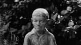 Statue von Louis Braille als Kind im Schneidersitz