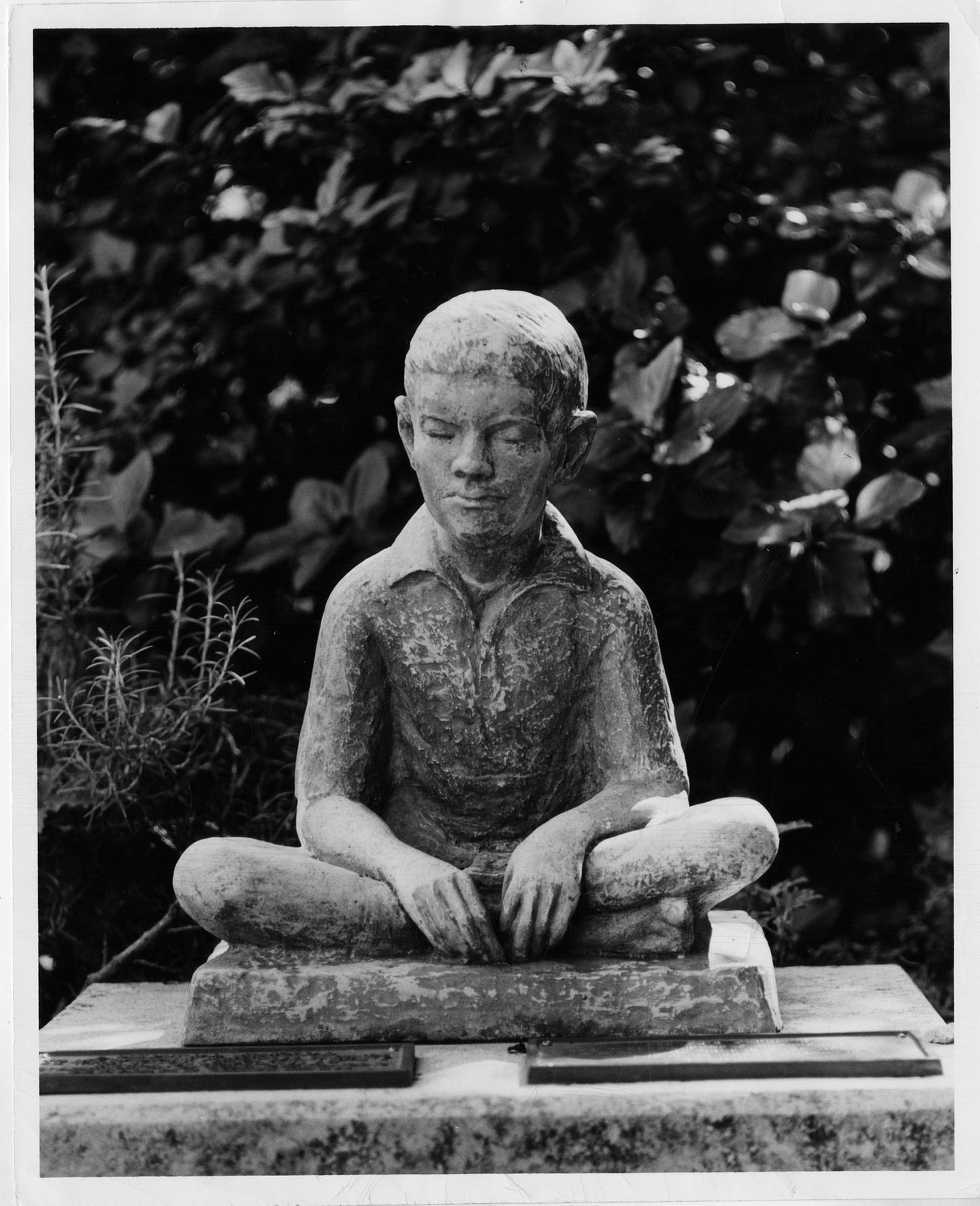 Statue von Louis Braille als Kind im Schneidersitz