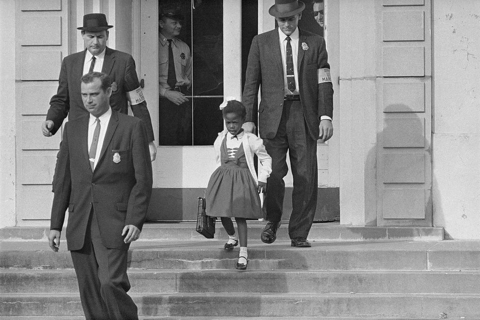 Ruby Bridges geht die Schultreppe herunter