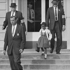 Ruby Bridges geht die Schultreppe herunter