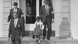 Ruby Bridges geht die Schultreppe herunter