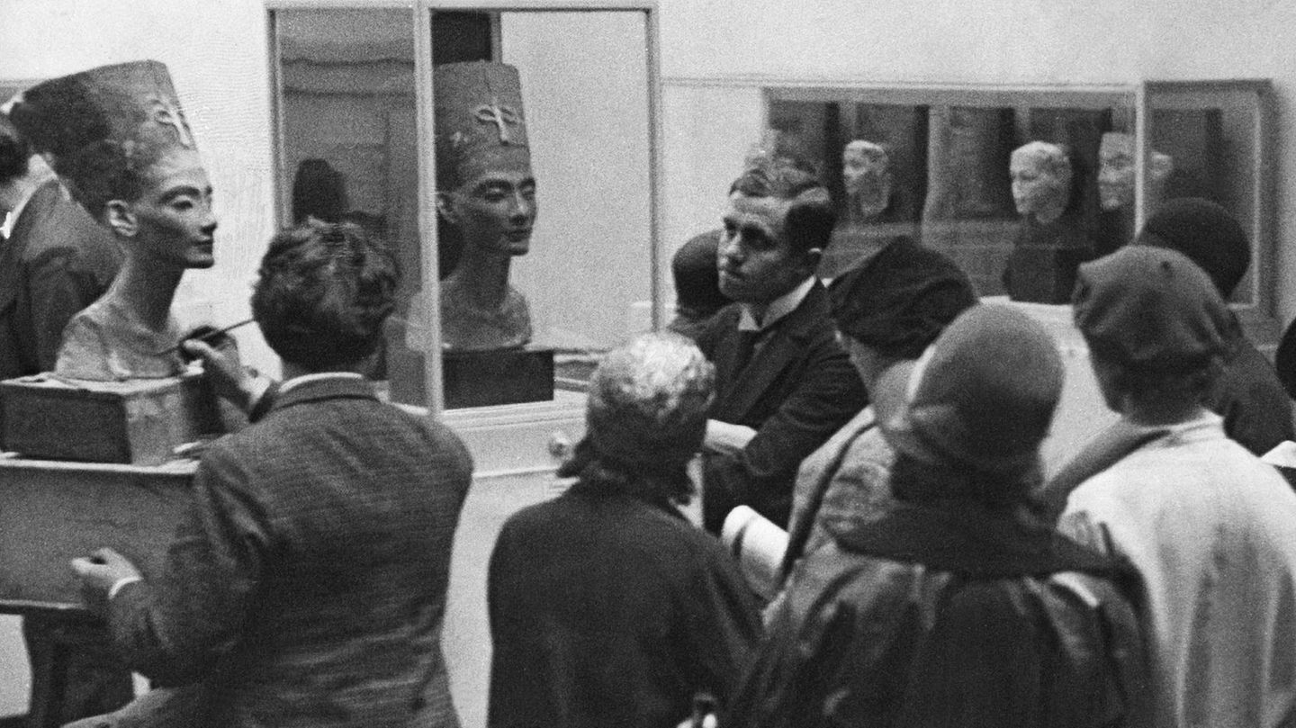 Besucher betrachten die Büste der Nofretete Besucher betrachten die Büste der Nofretete