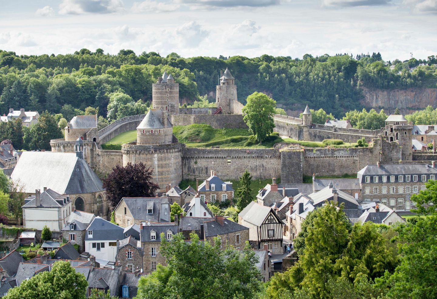 Mit dem Auto: Burgen- und Schlössertour Chateau von Fougeres