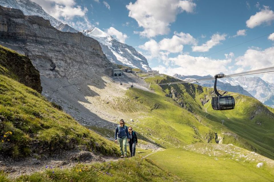 Der neue Themenwanderweg "Eiger Walk of Fame" führt von der Eigergletscher-Station durch die ikonische Berglandschaft. Foto: Jun