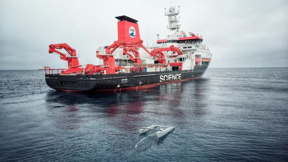 Mit einem Katamaran im Schlepp und einem sogenannten Neustonnetz sammelten die Forschenden auf ihrer Fahrt Plastikteile an der Wasseroberfläche auf