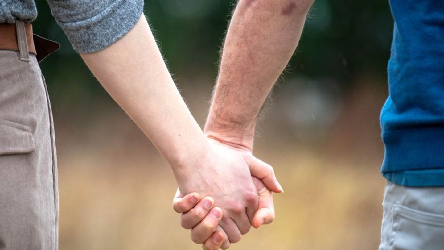 Liebespaar hält Händchen Liebespaar hält Händchen