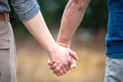 Liebespaar hält Händchen