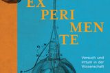 Die gezeigten Experimente zählen zu 60 ausgewählten Versuchen, die der britische Chemiker, Physiker und Wissenschaftsjournalist Philip Ball in seinem neuen Buch beschreibt ("Experimente. Versuch und Irrtum in der Wissenschaft." erschienen im Haupt Verlag, 24 Seiten, 38 Euro). Ball schildert, wie der Mensch sich mit ausgeklügelten Versuchsaufbauten, Erfindungsreichtum und Beharrlichkeit Wissen über die Welt verschaffte. Doch seine Beispiele zeigen auch, dass Fortschritt nicht nur durch gezielte Experimente vorangetrieben wurde. Oft war der Prozess ungeplant, zufällig – und dennoch zentral für die Wissenschaft.