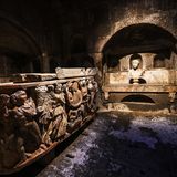 Büste und reich dekorierter Sarkophag in einer römischen Grabkammer