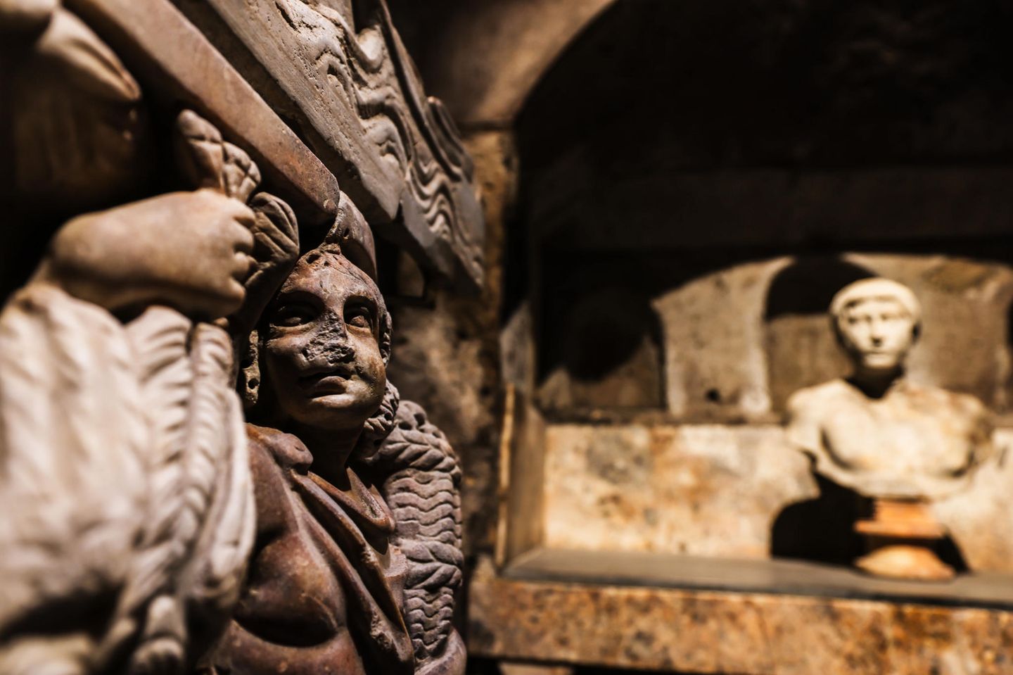 Figur auf dem Sarkophag
