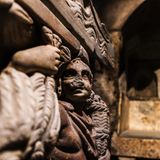 Figur auf dem Sarkophag