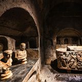 Zwei Büsten in der Grabkammer