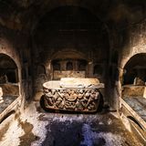 Grabkammer mit Nischen, Büsten und einem Sarkophag in der Mitte