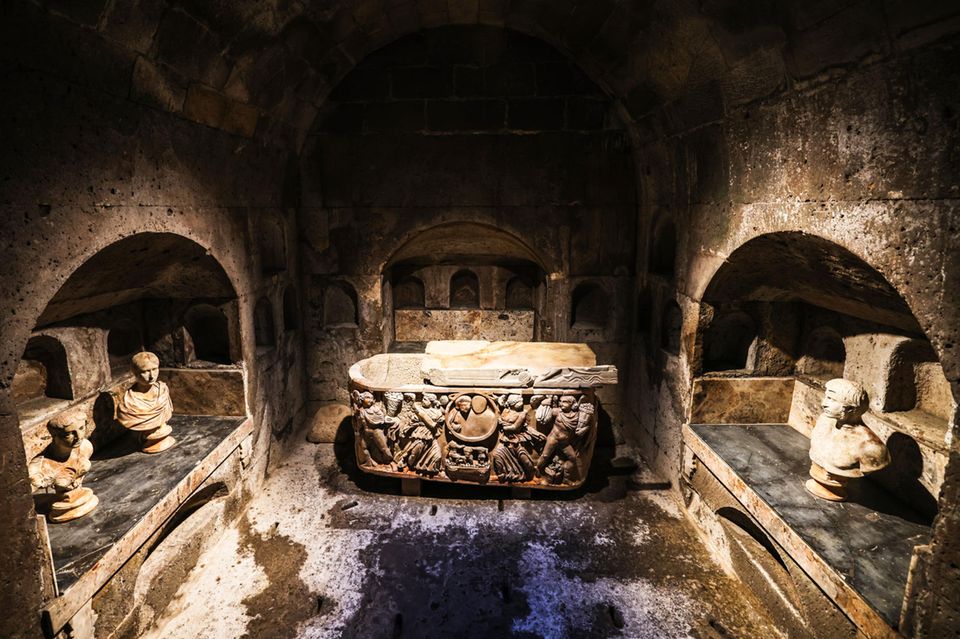 Grabkammer mit Nischen, Büsten und einem Sarkophag in der Mitte