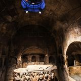 Durch einen Lichtschacht fällt natürliches Licht in die Grabkammer