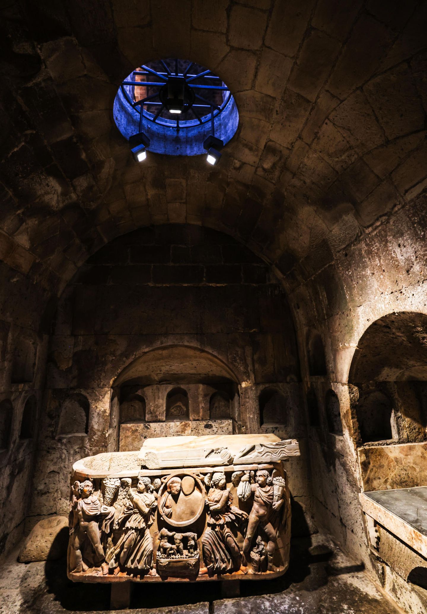 Durch einen Lichtschacht fällt natürliches Licht in die Grabkammer