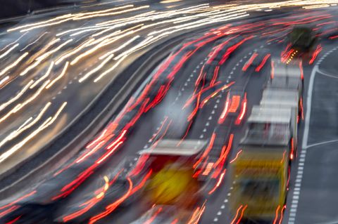 Autobahn mit unscharfen Fahrzeugen und Lichtern