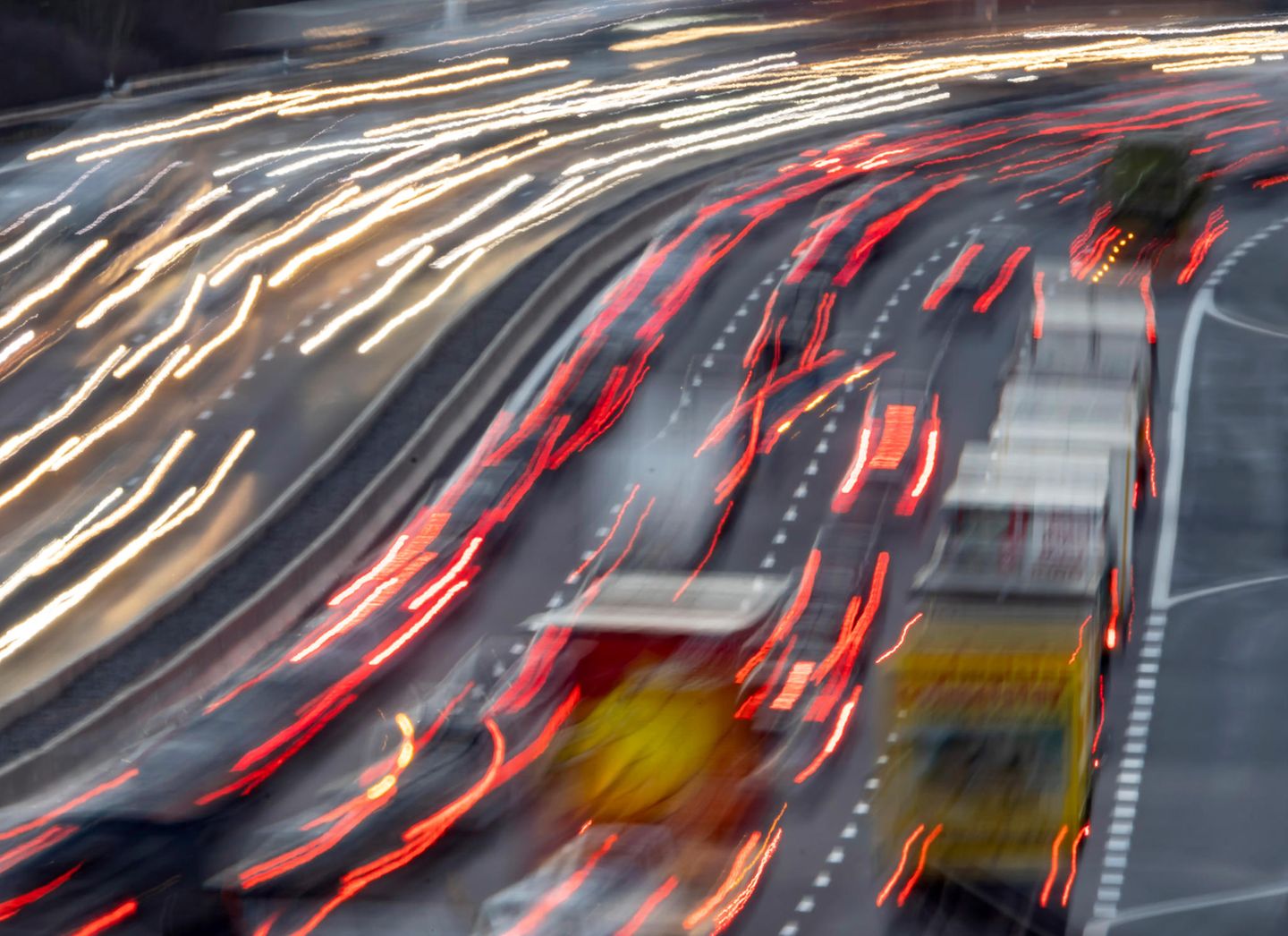 Autobahn mit unscharfen Fahrzeugen und Lichtern