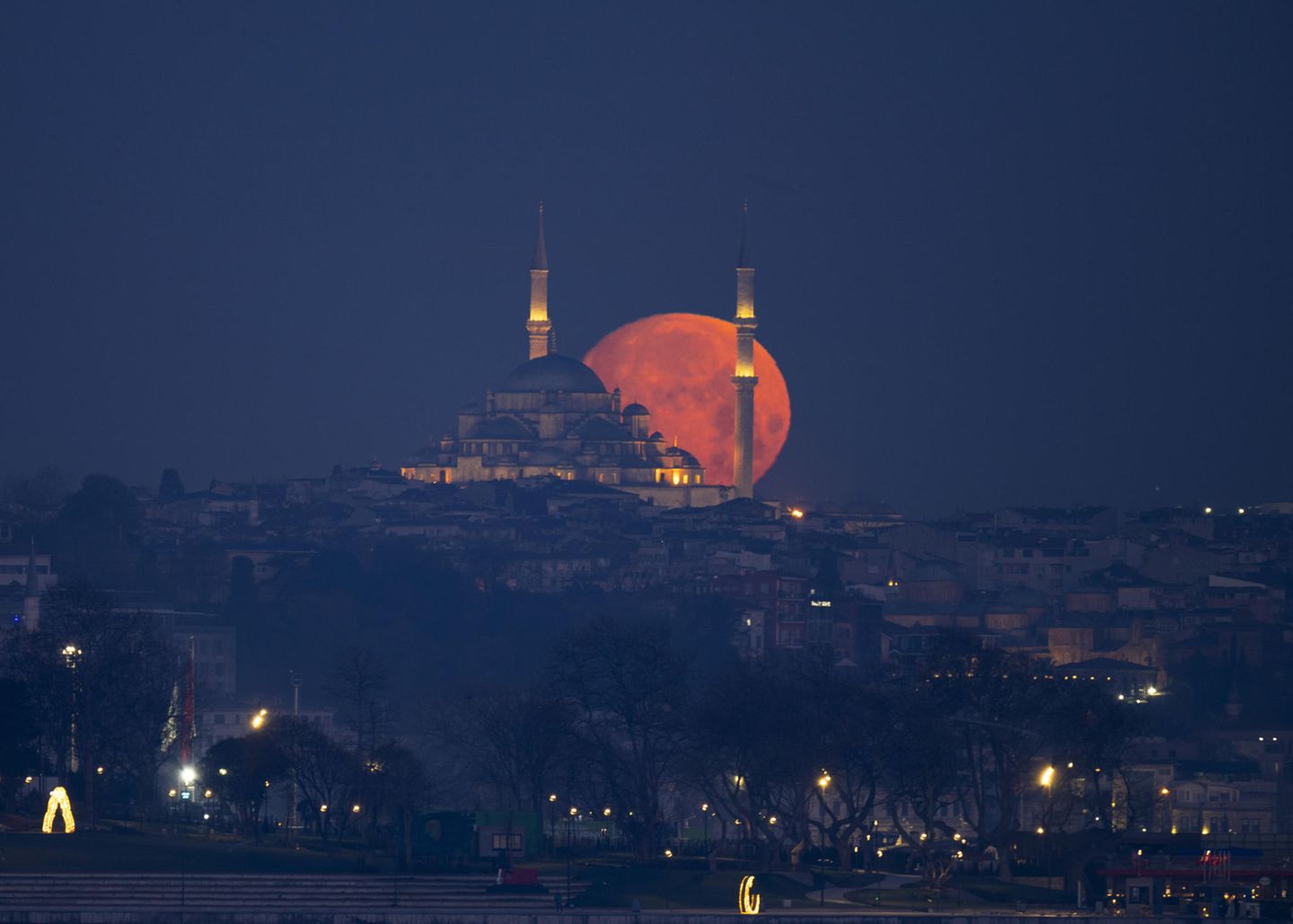 Orangefarbener Mond hinter der Fatih Moschee in Istanbul