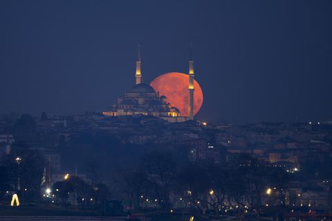 Orangefarbener Mond hinter der Fatih Moschee in Istanbul