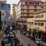 Fußgänger und Autos auf der "Nasser Road"