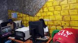 Frau sitzt am Computer
