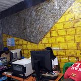 Frau sitzt am Computer