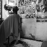 Friseur rasiert Mann