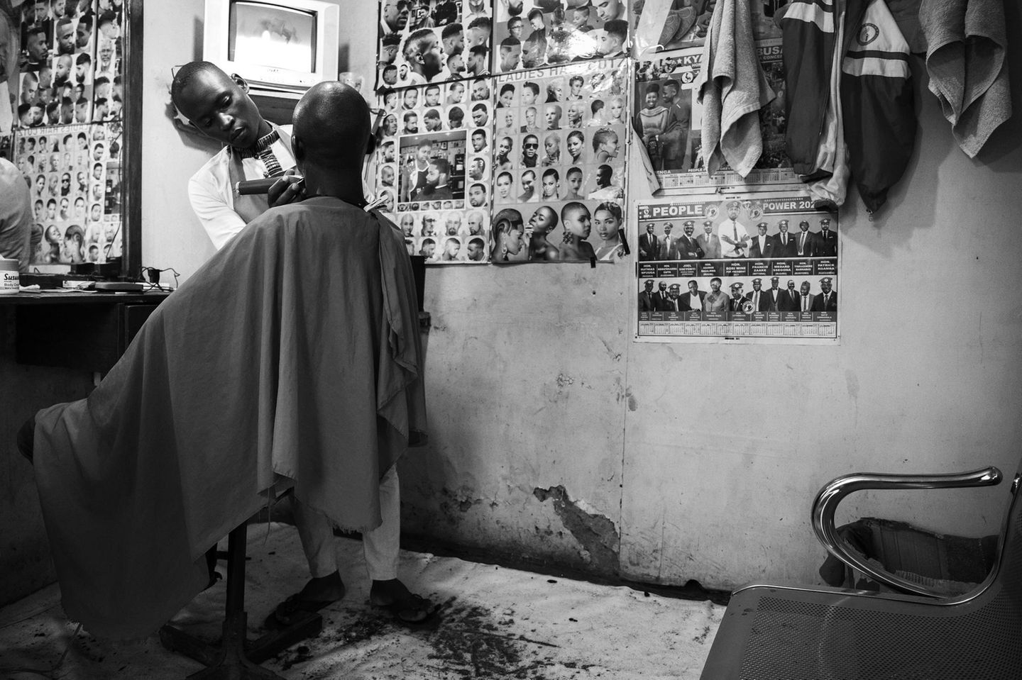 Friseur rasiert Mann
