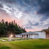 Modernes weißes Haus mit Säulen, dramatische Abendstimmung