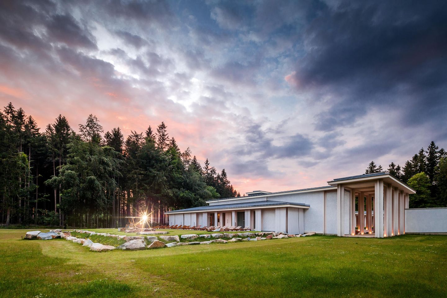 Svata Katerina Resort, Böhmen Modernes weißes Haus mit Säulen, dramatische Abendstimmung
