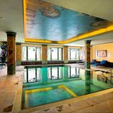 Schwimmbad, in dem sich ein Deckengemälde spiegelt