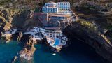 Hotel direkt in den Klippen über dem Meer