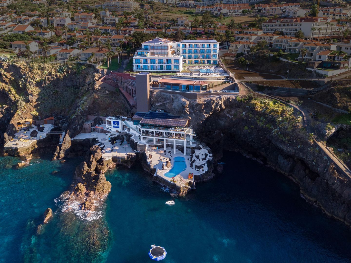 Hotel direkt in den Klippen über dem Meer