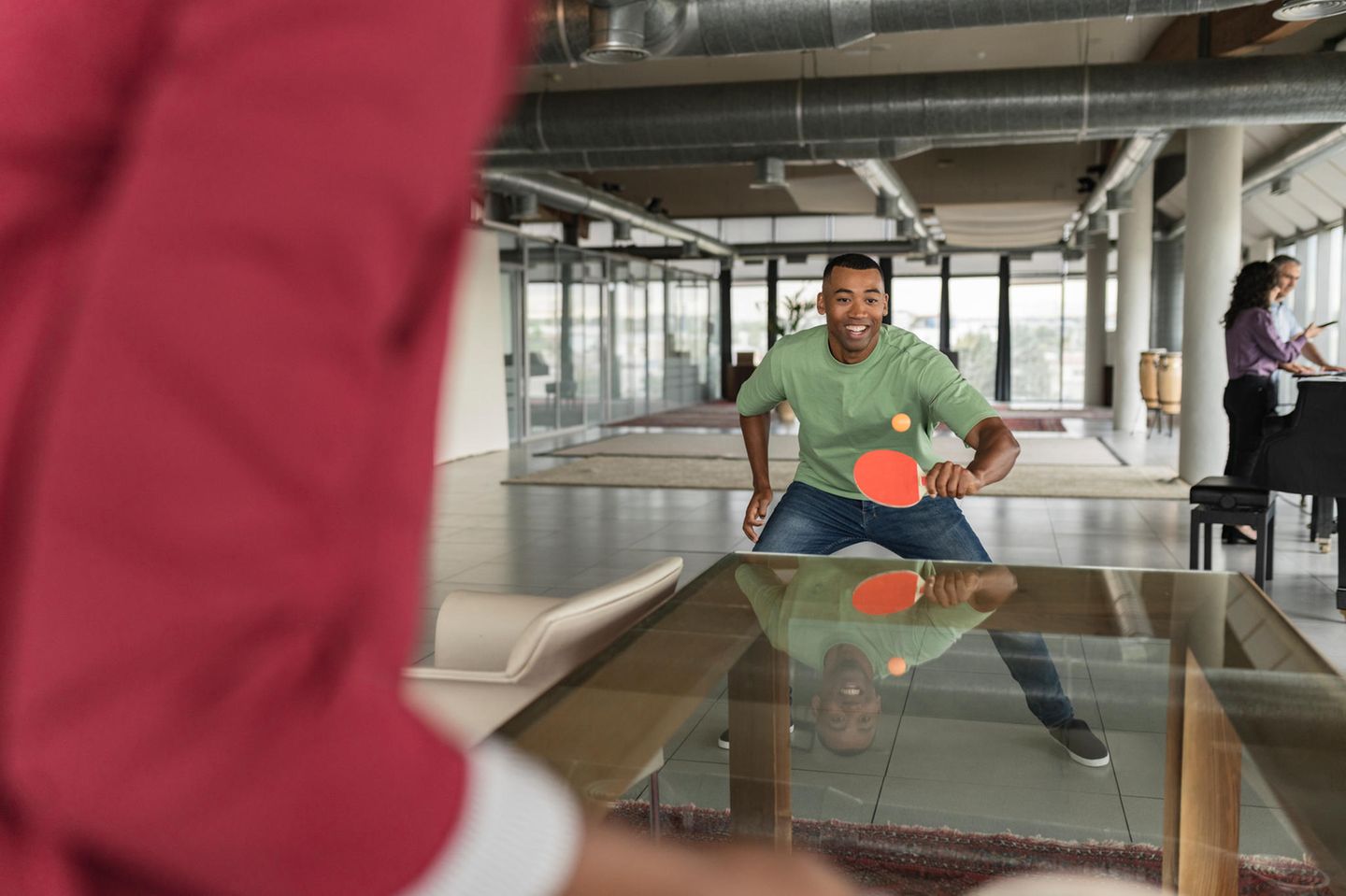 Zwei Personen spielen Tischtennis